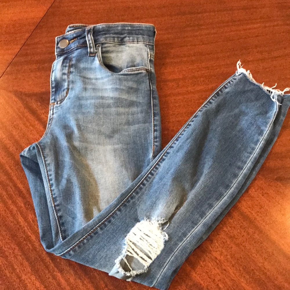 Skinny jeans, distressed.